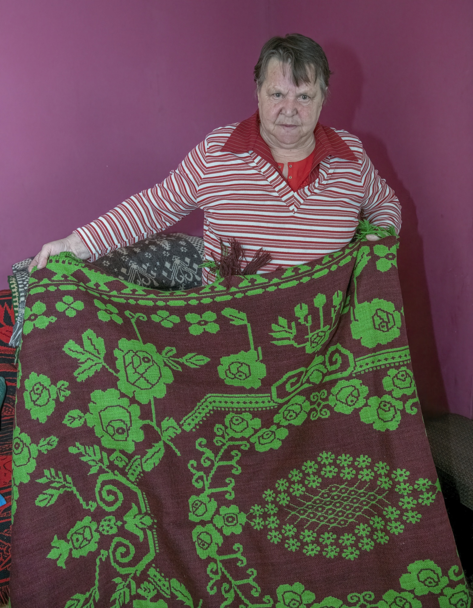 47. Helena Gołko z wytkanym przez siebie dywanem dwuosnowowym, Trofimówka.jpg